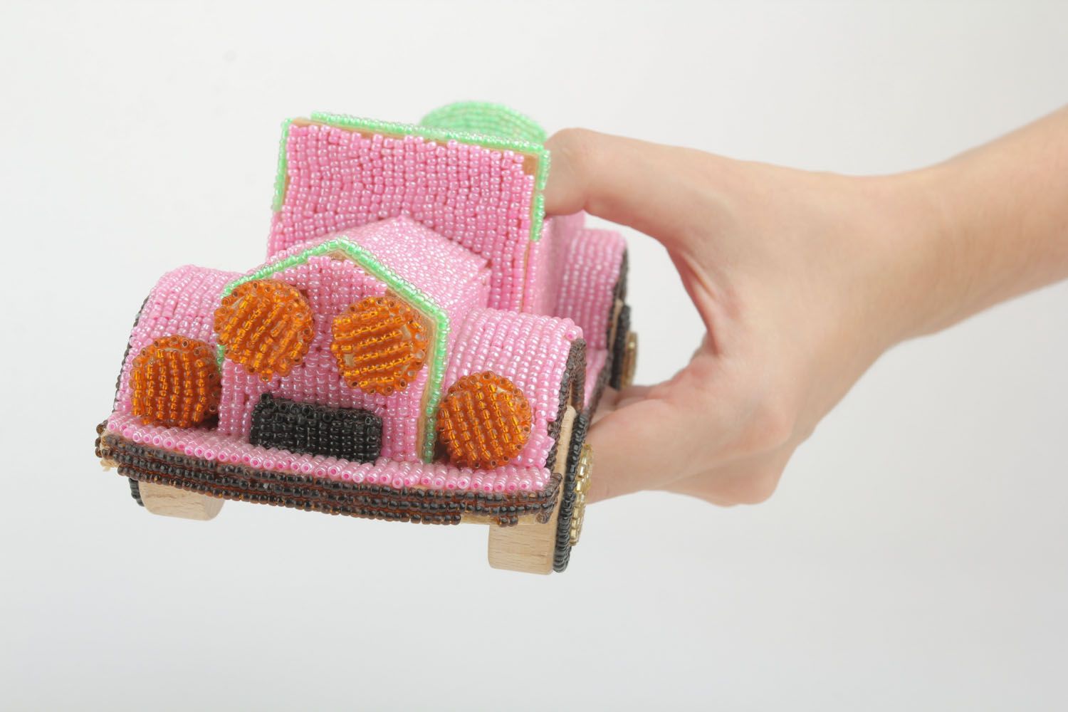 Macchina rosa fatta a mano giocattolo di legno materiale ecologico con perline foto 5