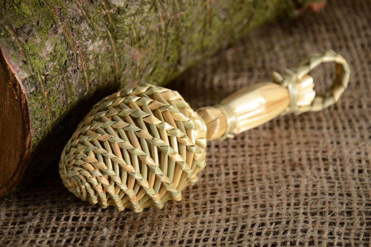 Плетеная погремушка из соломы экологически чистая игрушка ручного плетения фото 1