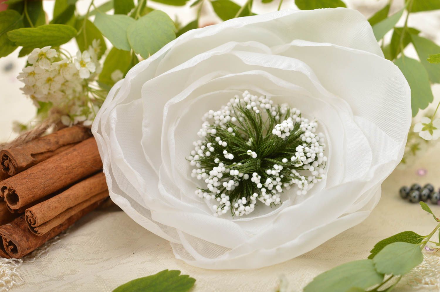 Broche avec fleur blanche en mousseline de soie faite main Pavot accessoire photo 1