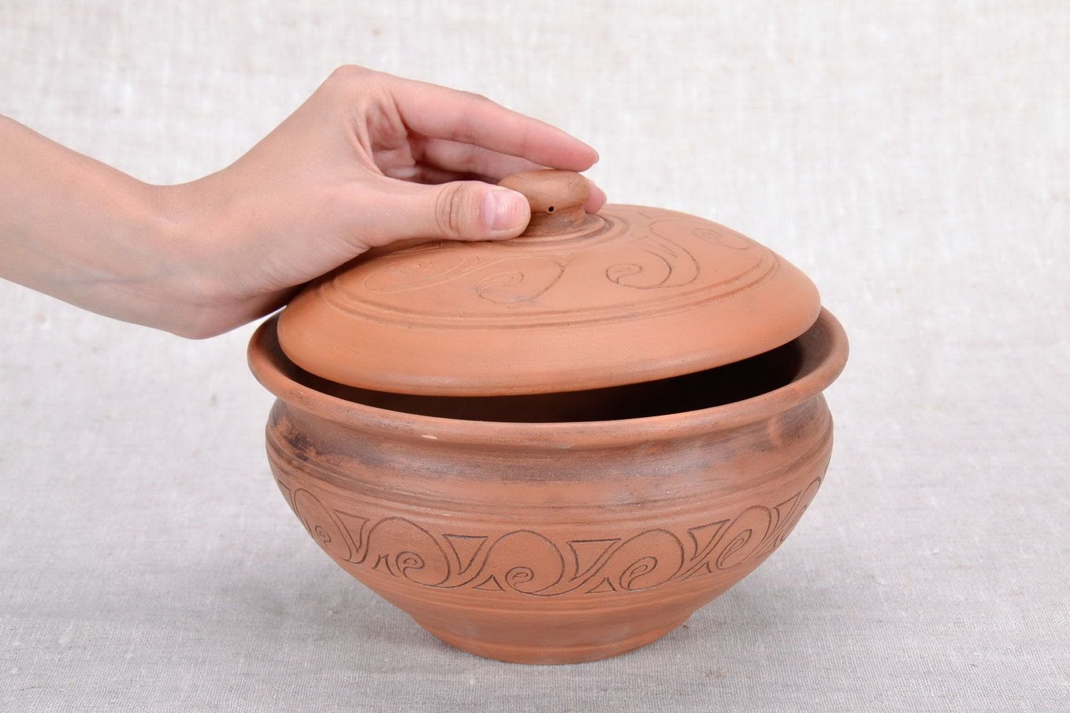 Pot avec couvercle en argile fait main photo 5