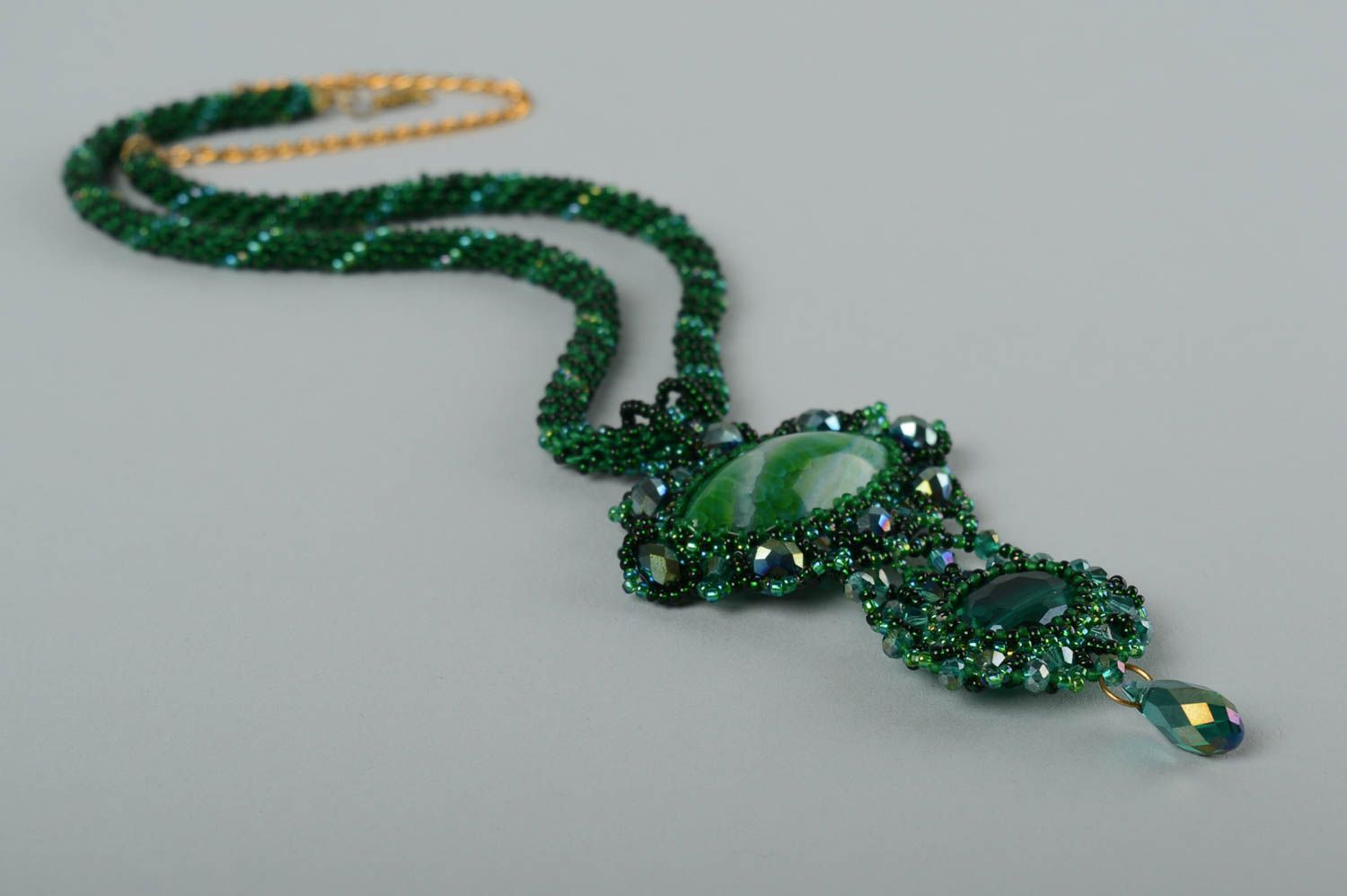 Pendentif en perles de rocaille Bijou fait main cristal vert Accessoire femme photo 2