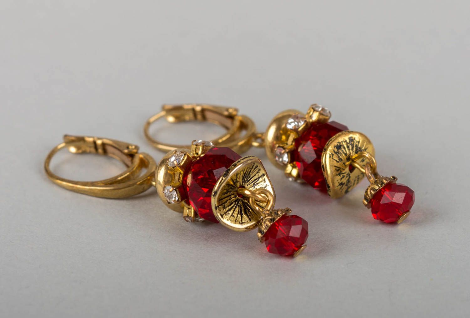 Handgemachte rote Ohrringe mit Anhängern aus Kristallen und Messing für Damen foto 4