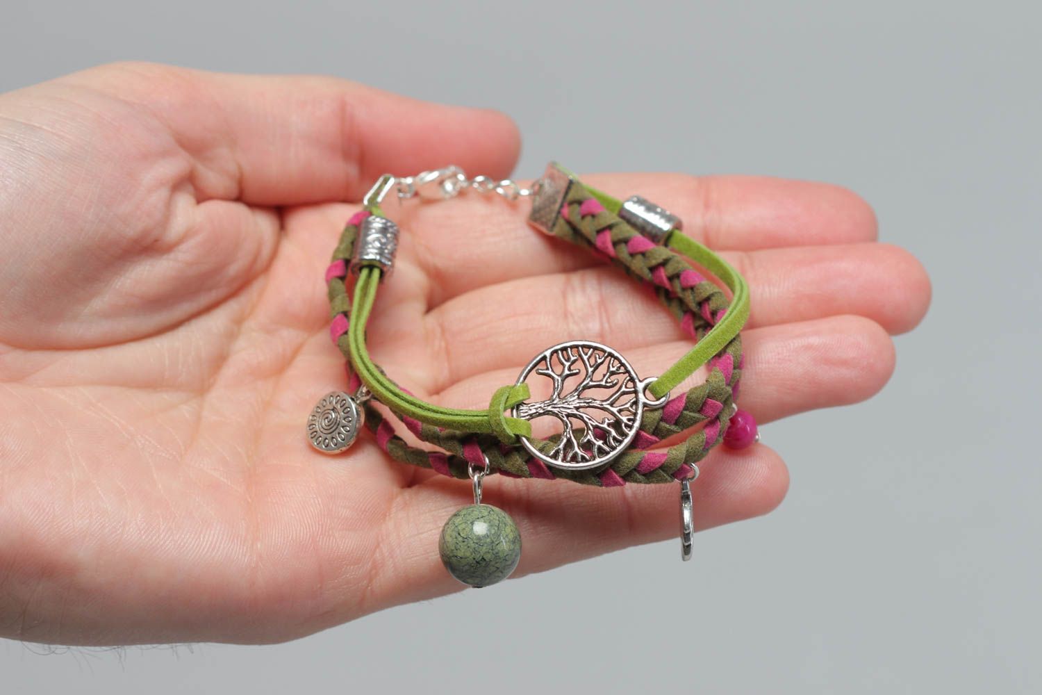 Bracelet en cuir tressé fin vert-rose avec breloques métalliques fait main photo 5