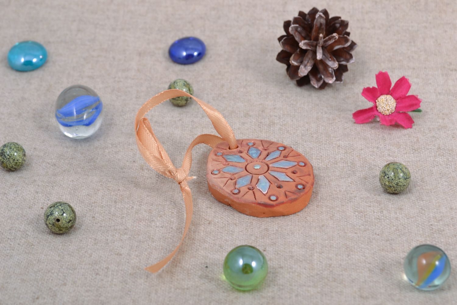 Porte-clés céramique ovale peint de couleurs acryliques fait main ethnique  photo 1