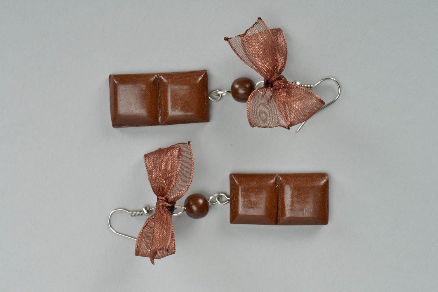 Brincos artesanais feitos de cerâmica plástica na forma de barras de chocolate foto 2