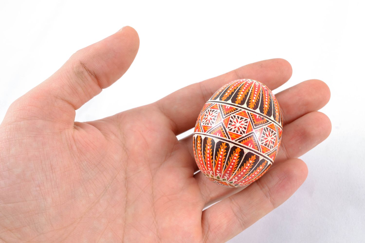 Huevo de Pascua pintado con ornamento rico foto 2