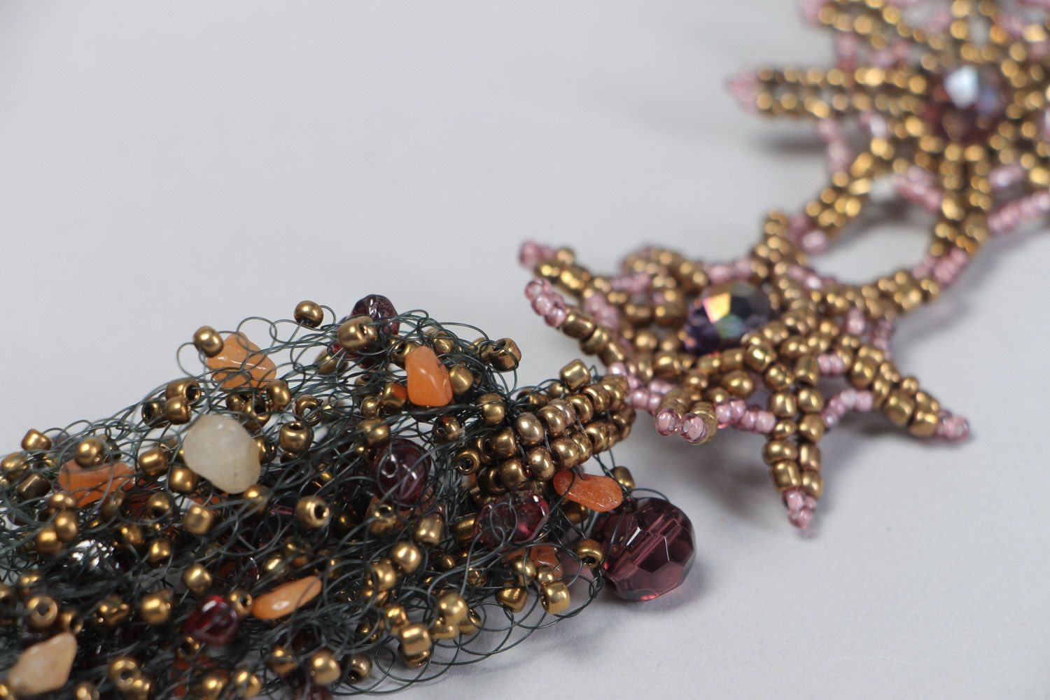 Ожерелье из бисера и натуральных камней плетеное ручной работы красивое объемное фото 4