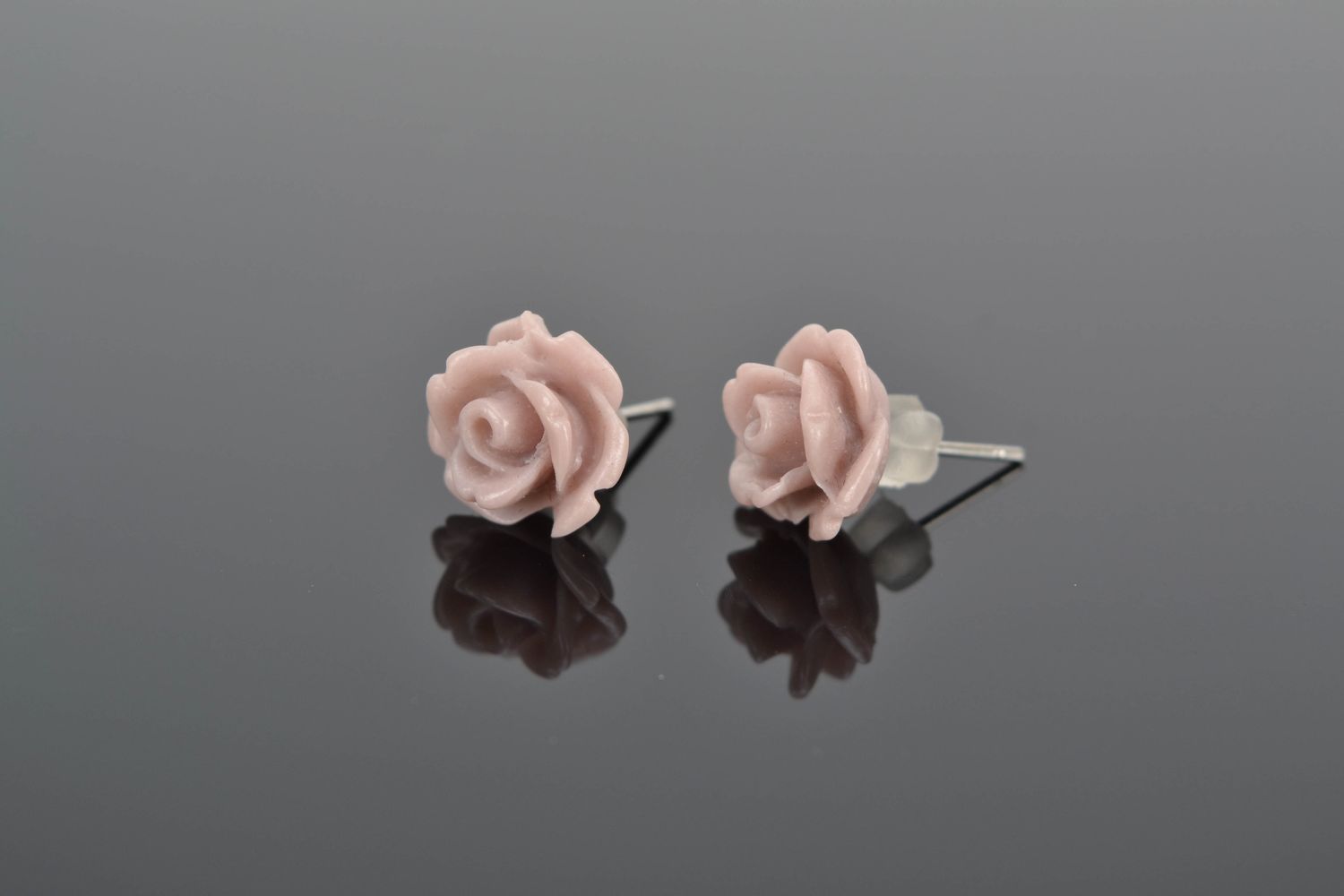 Boucles d'oreilles clous en pâte polymère Rose pastel photo 1