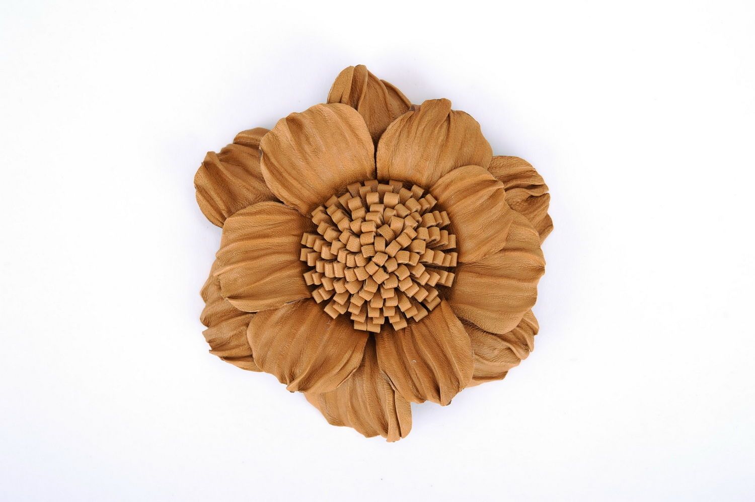 Broche de cuero en forma de flor foto 2
