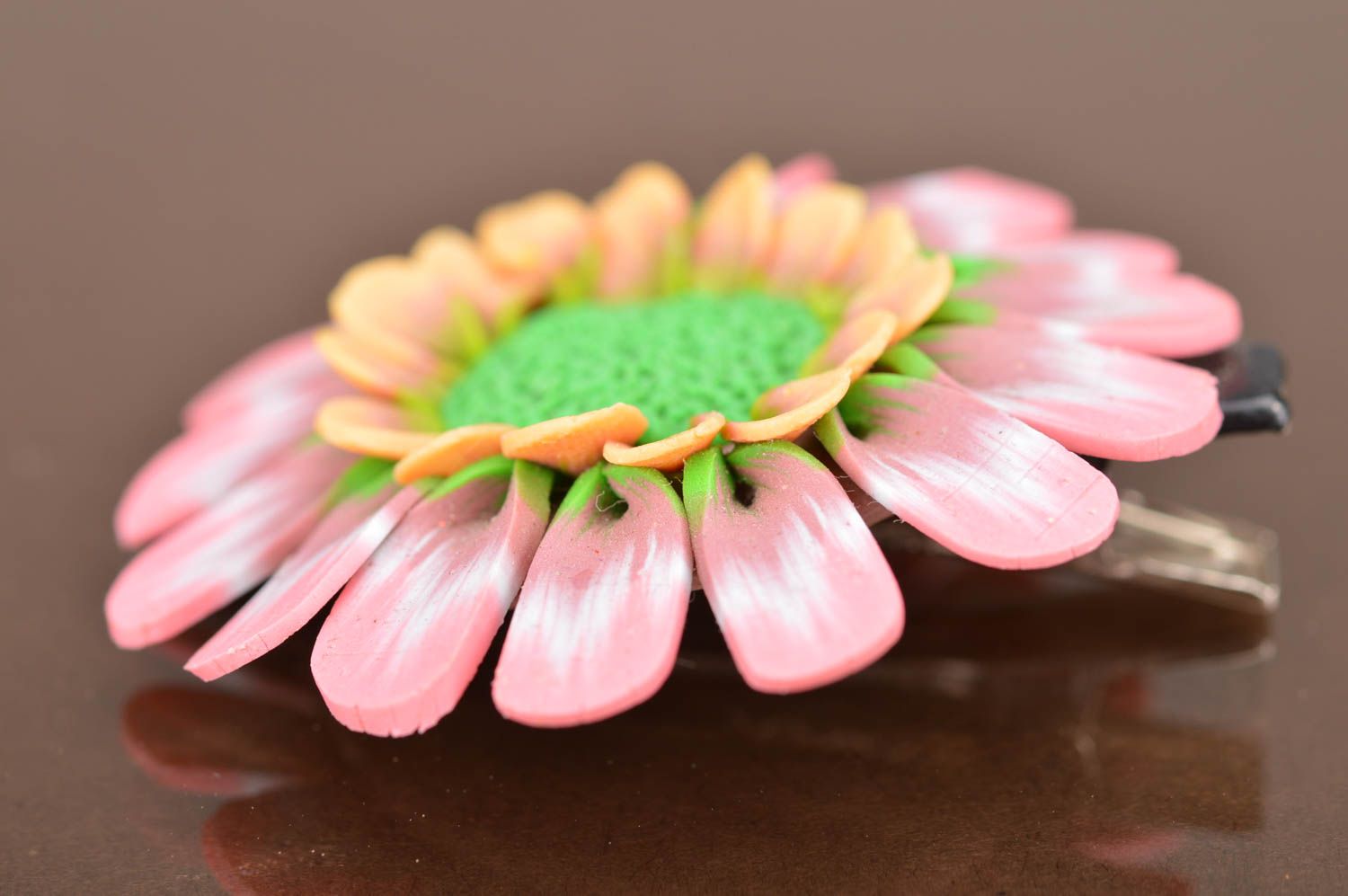 Заколка для волос с цветами из полимерной глины ручной работы Розовая гербера фото 2
