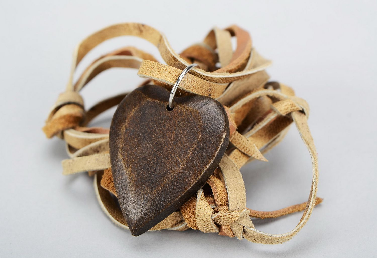 Pingente-talismã de madeira feito à mão foto 2