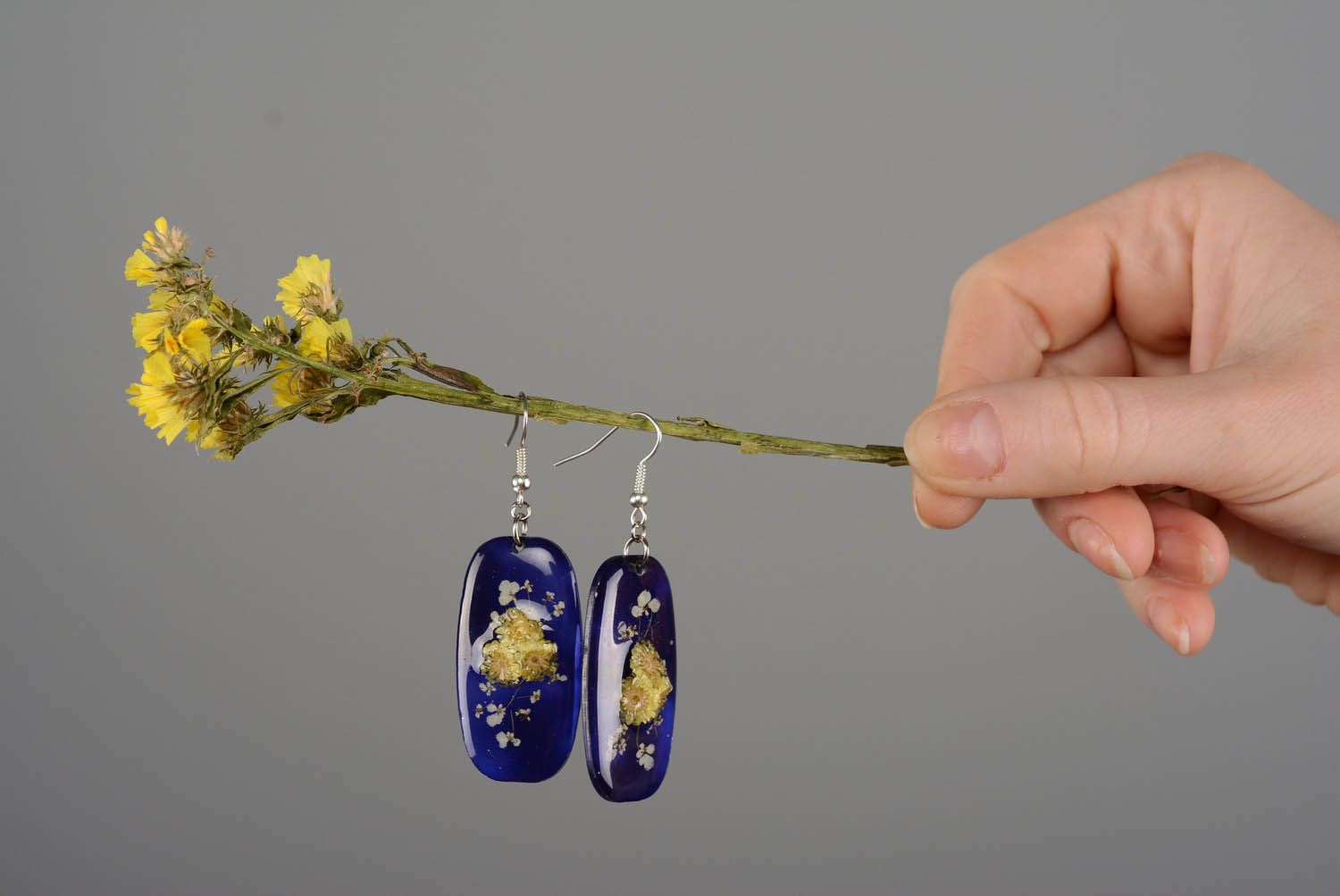 Orecchini con fiori secchi fatti a mano lunghi accessorio originale da donna foto 2