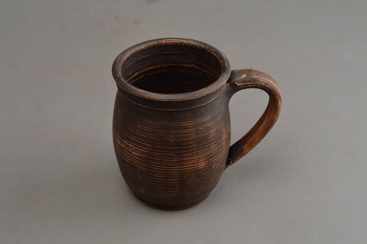 Глиняная чашка большая коричневая красивая ручной работы объемом 500 мл фото 3