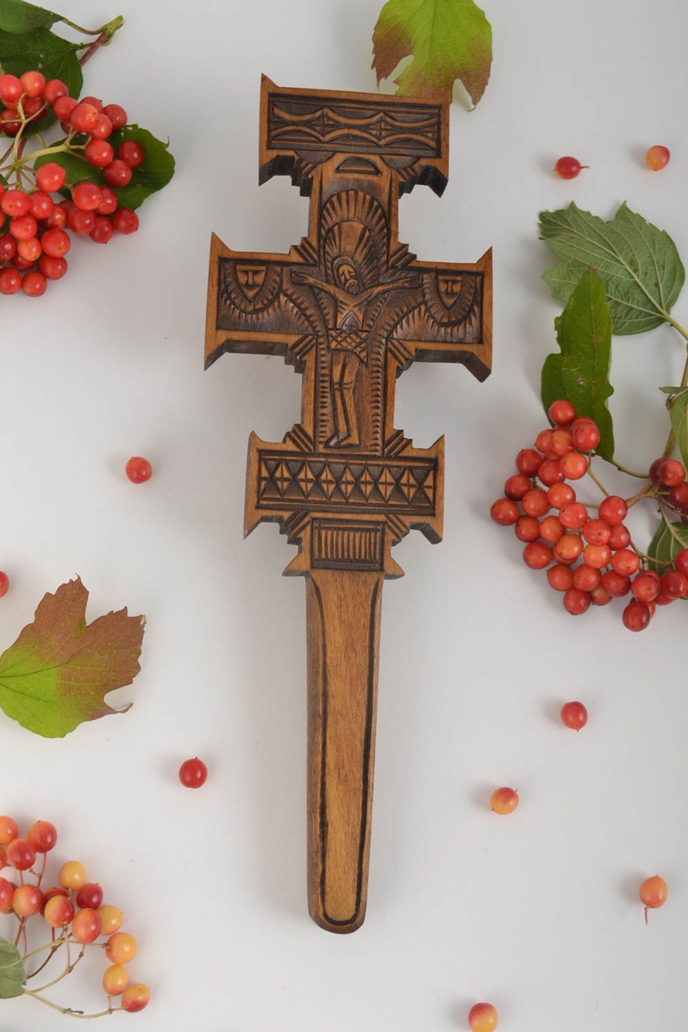 Крест ручной работы резной крест из дерева оригинальное украшение на стену фото 1