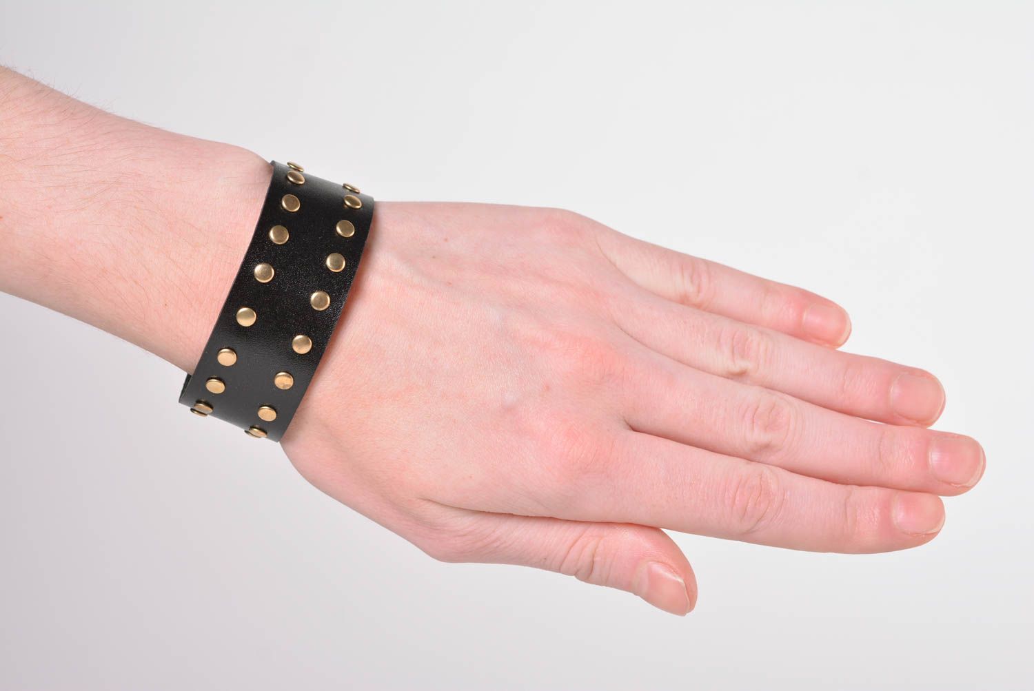 Bracelet en cuir large noir Bijoux fait main tendance Accessoire pour femme photo 2