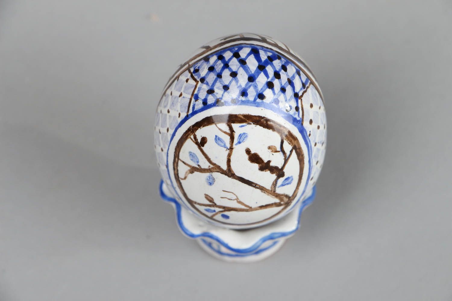 Ovo de cerâmica em um suporte foto 3