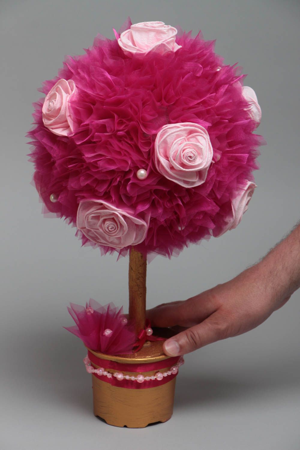 Topiario artesanal de organza y rosas rosado en maceta de tamaño mediano foto 5