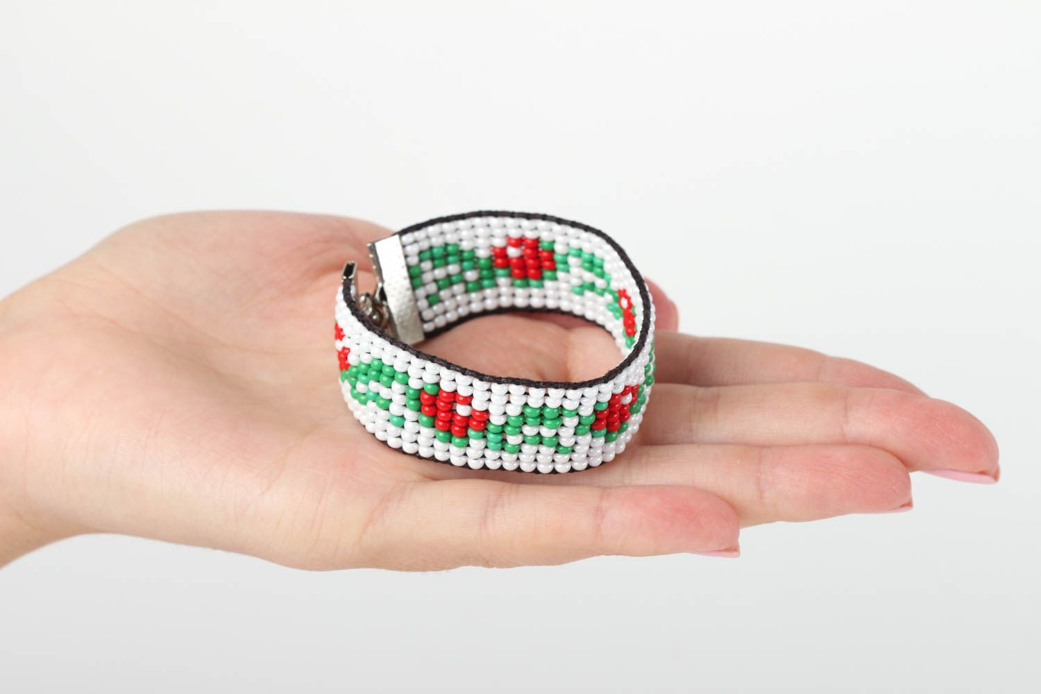 Ethnic white handmade beaded wrist bracelet with floral ornament photo 5