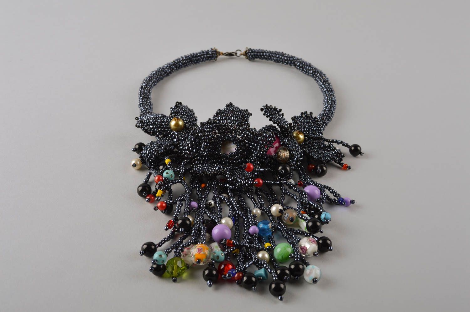 Колье из бисера украшение ручной работы ожерелье из бисера черное цветочное фото 3