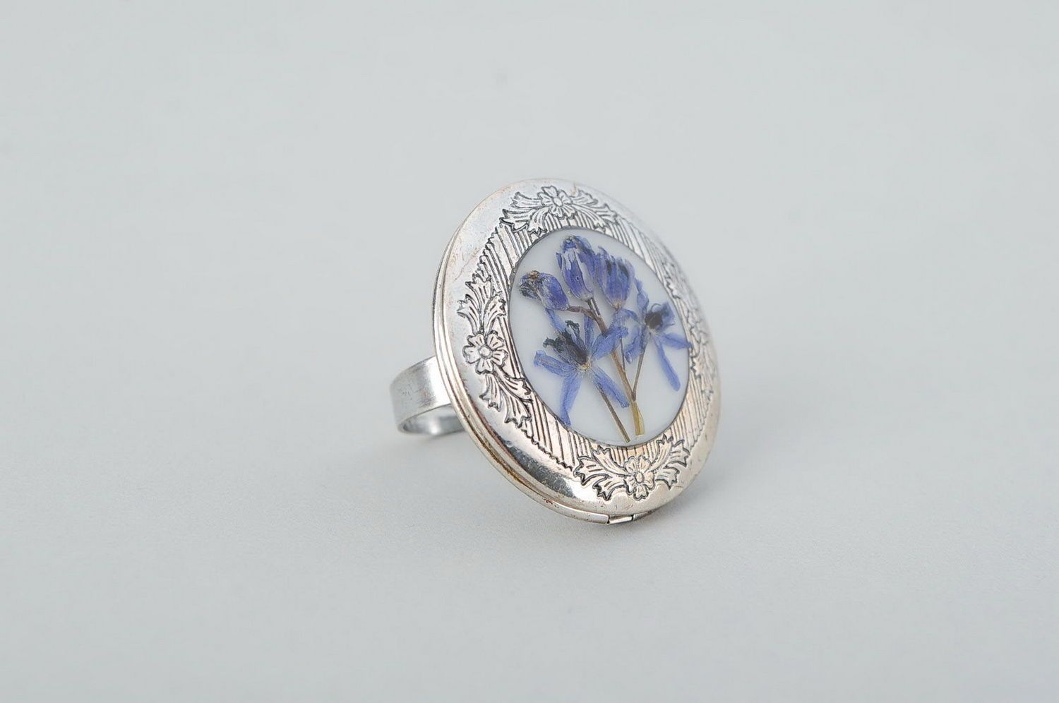 Ring medallion with natural flowers in the epoxy resin photo 3