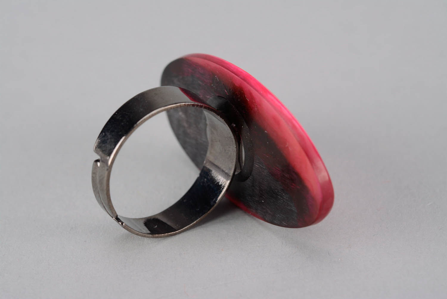 Розовое кольцо из рога  фото 3
