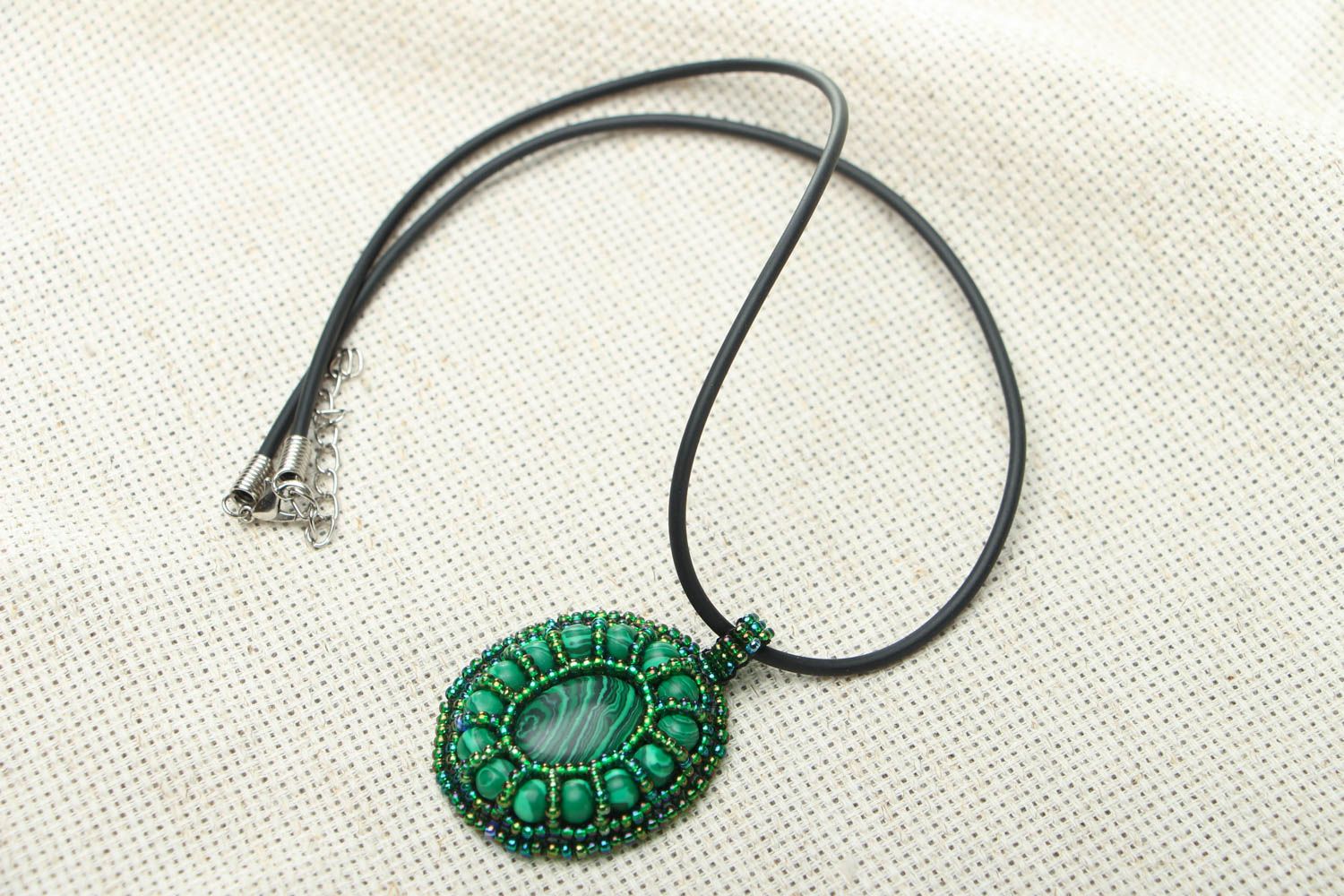 Pendant with malachite and seed beads photo 1