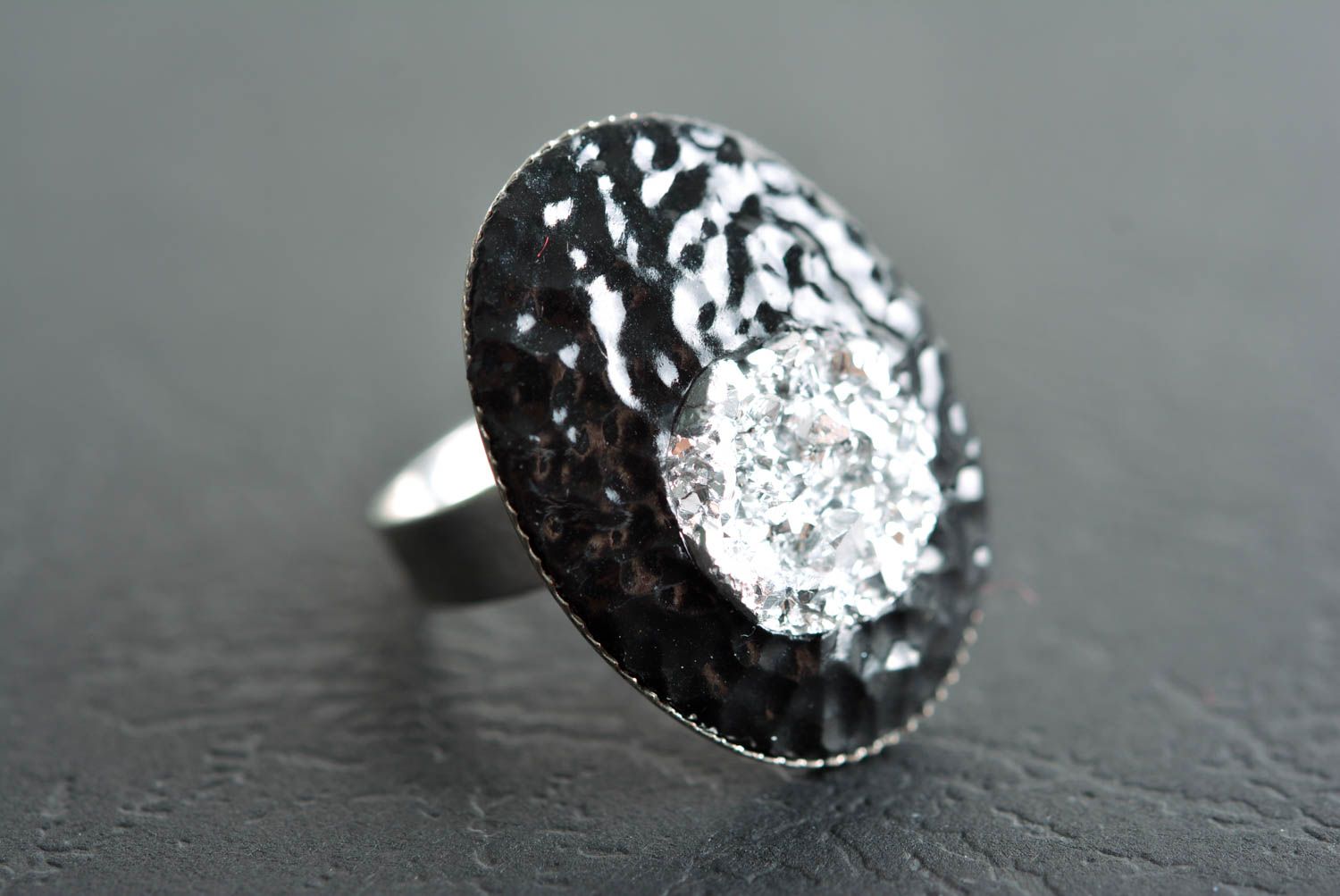 Bague noir et blanc Bijou fait main ovale pâte polymère métal Cadeau femme photo 1