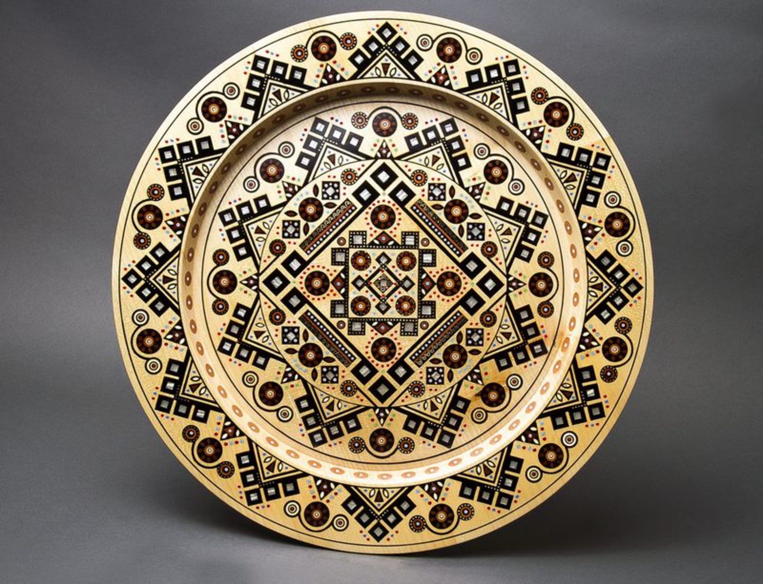 Яркая деревянная инкрустированная тарелка фото 2