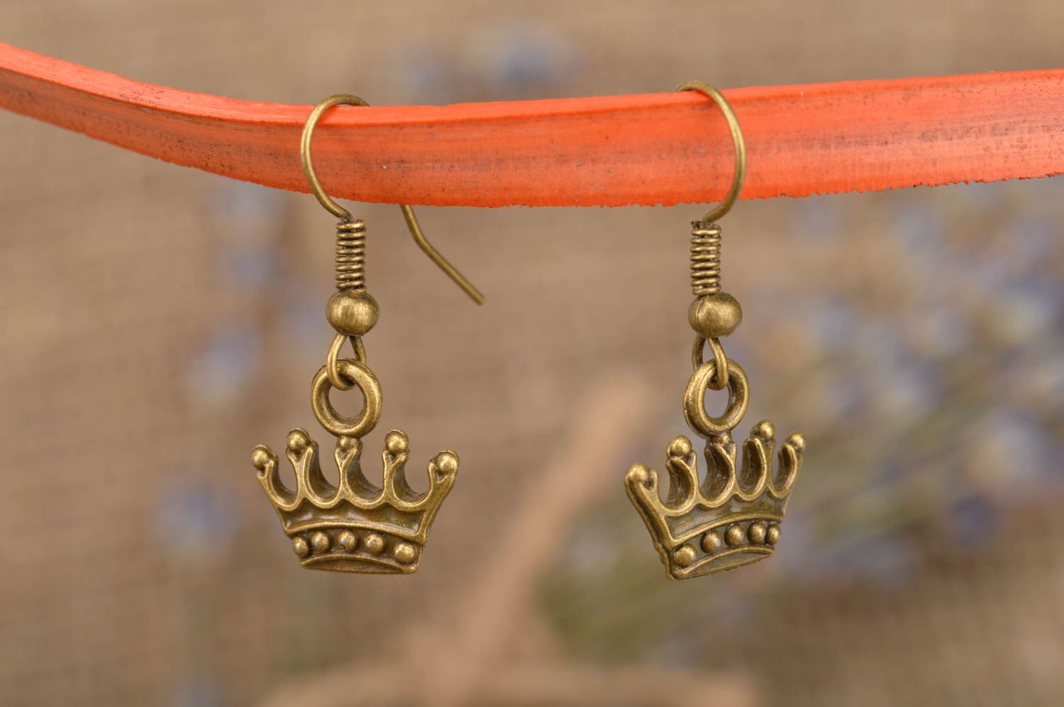 Небольшие серьги из металла Корона под бронзу на крючках украшение ручной работы фото 1