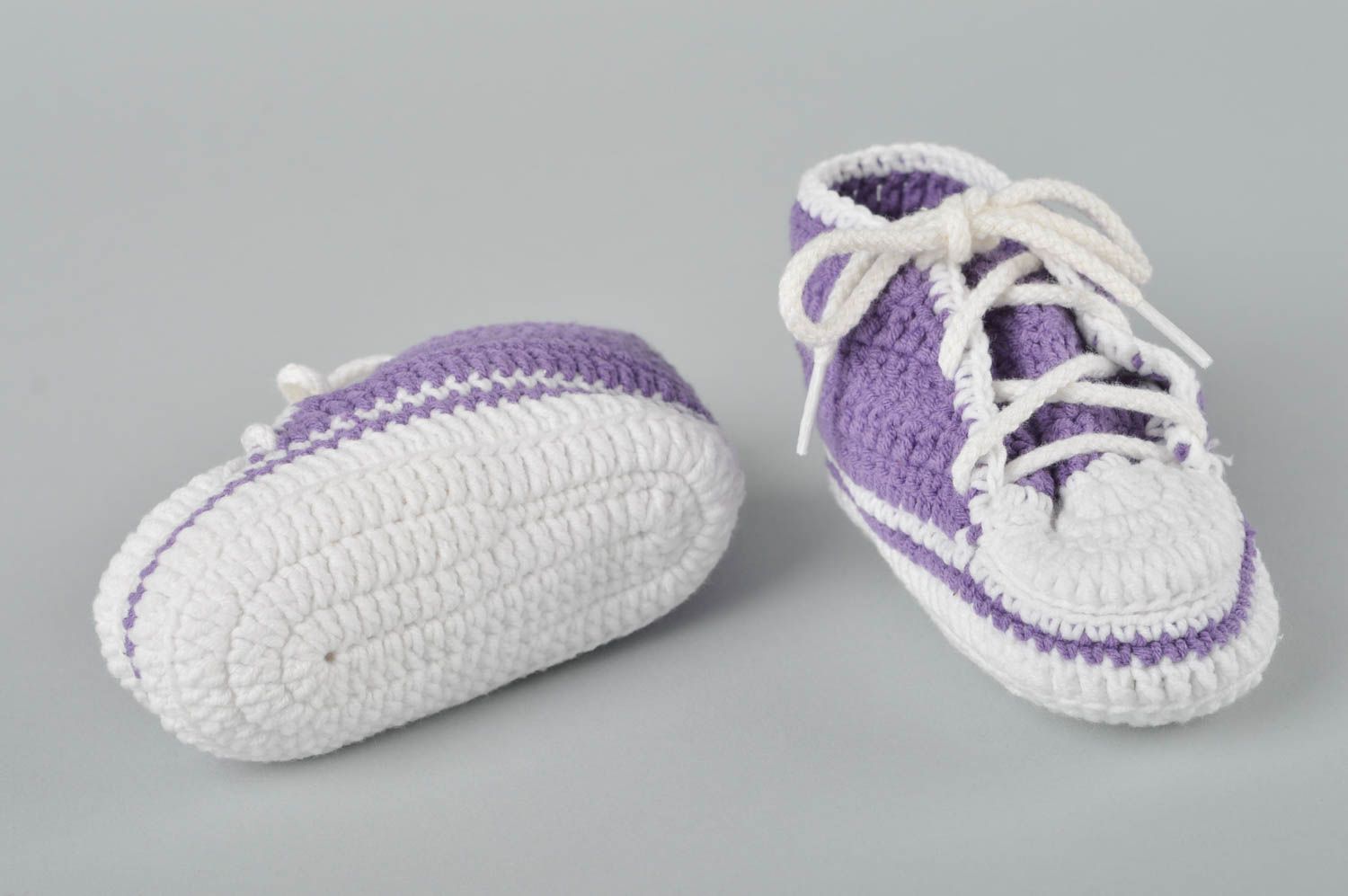 Lila handgefertigte Schuhe gehäkelte Babyschuhe grell Geschenk für Kleinkinder foto 4