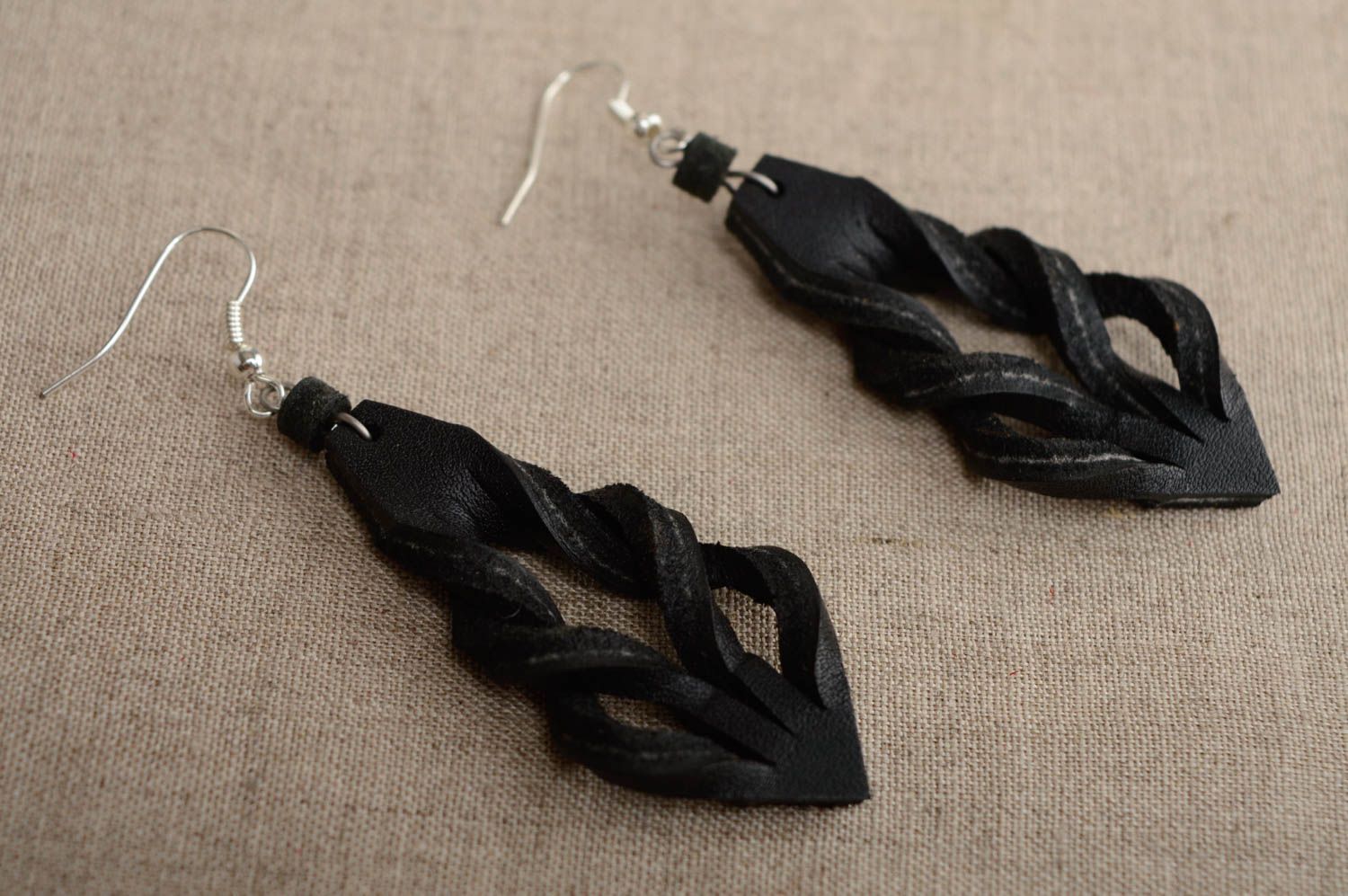 Black woven leather earrings photo 4