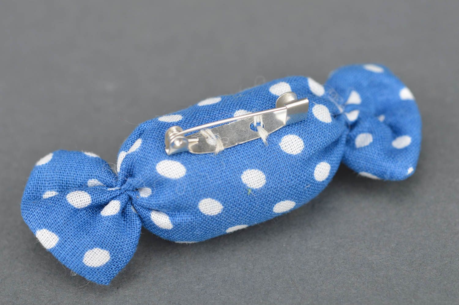 Broche bonbon en tissu de coton bleu à pois faite main accessoire pour fille  photo 5