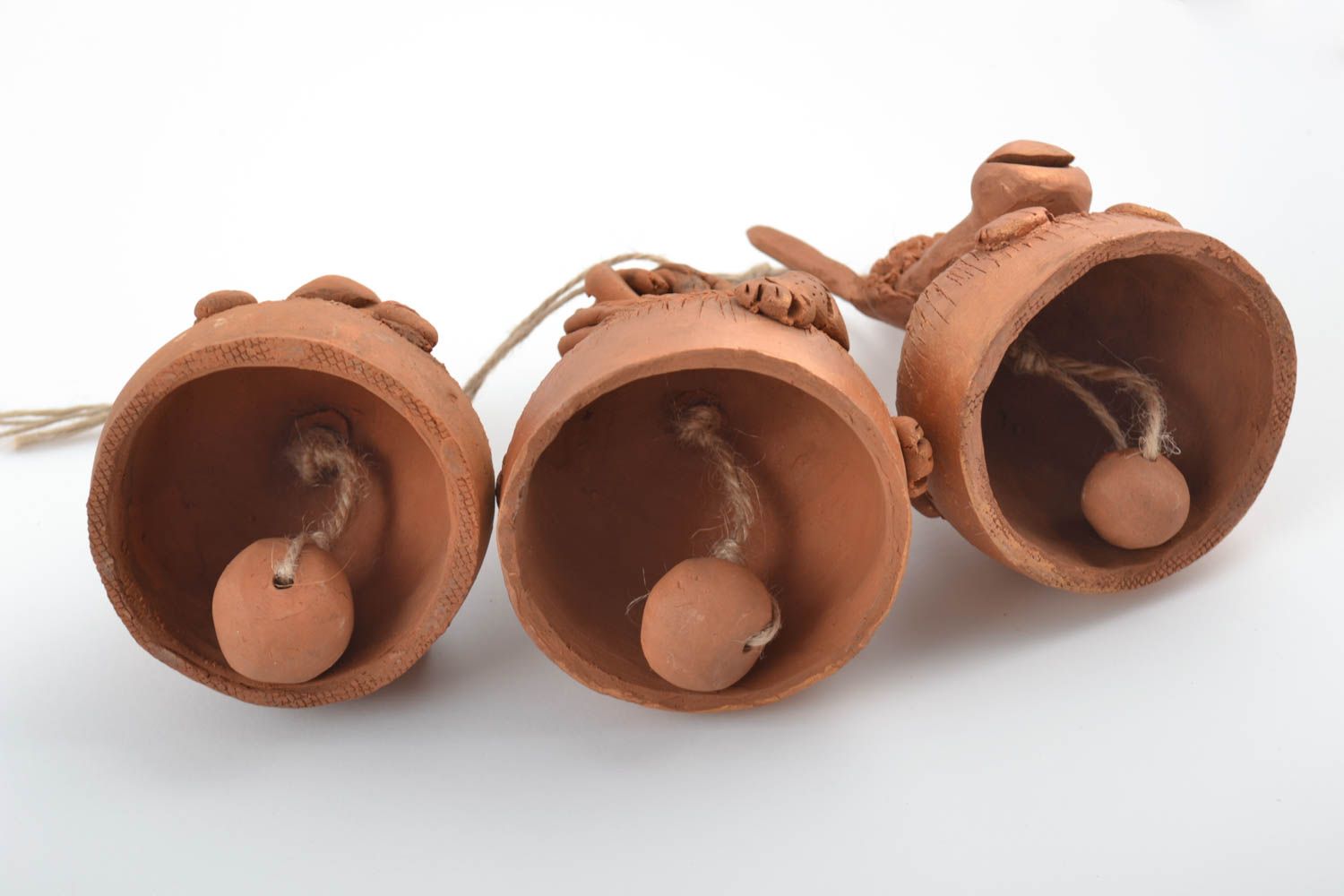 Сampanelle in terracotta fatte a mano set di tre pezzi souvenir in ceramica foto 3