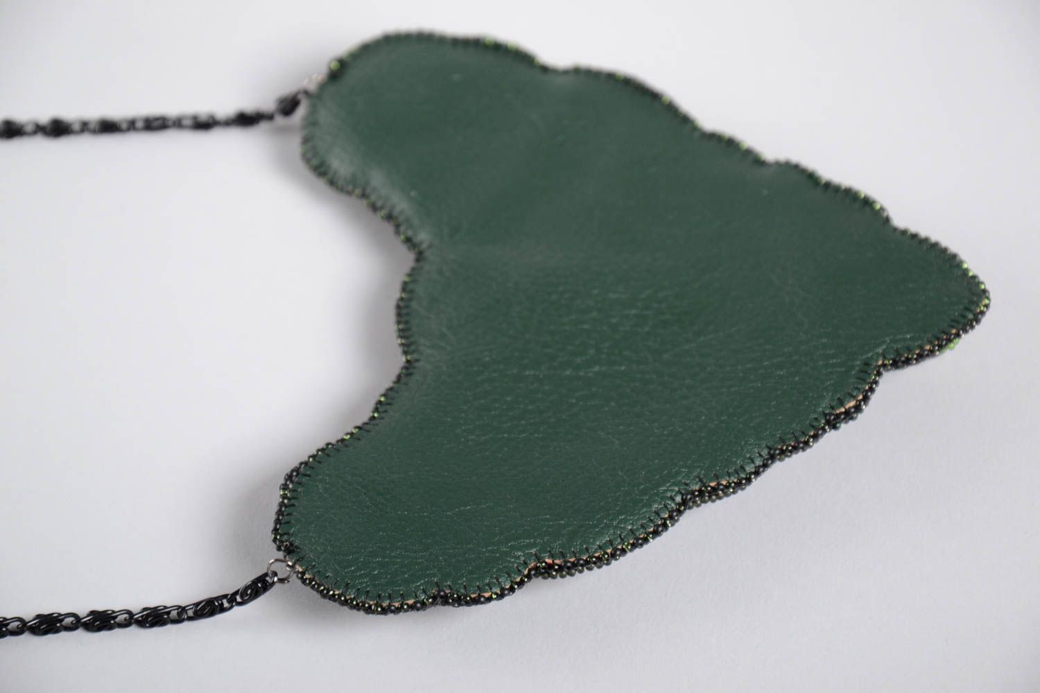 Украшение ручной работы колье из бисера и бусин зеленое ожерелье из бисера фото 4