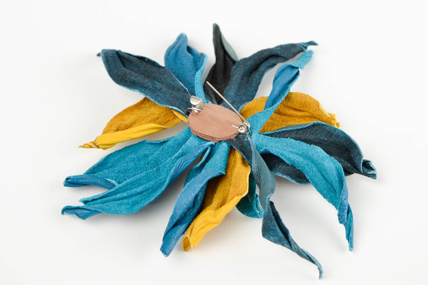 Broche fleur Bijou fantaisie fait main en cuir bleu jaune Accessoire femme photo 5