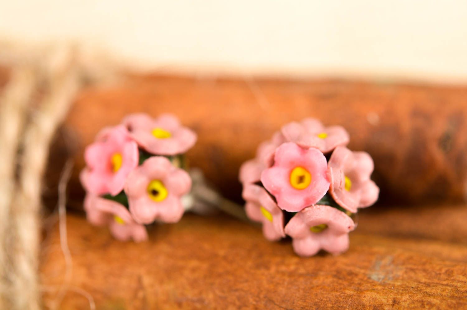 Boucles d'oreilles puces Bijou fait main avec fleurs roses Cadeau femme photo 1