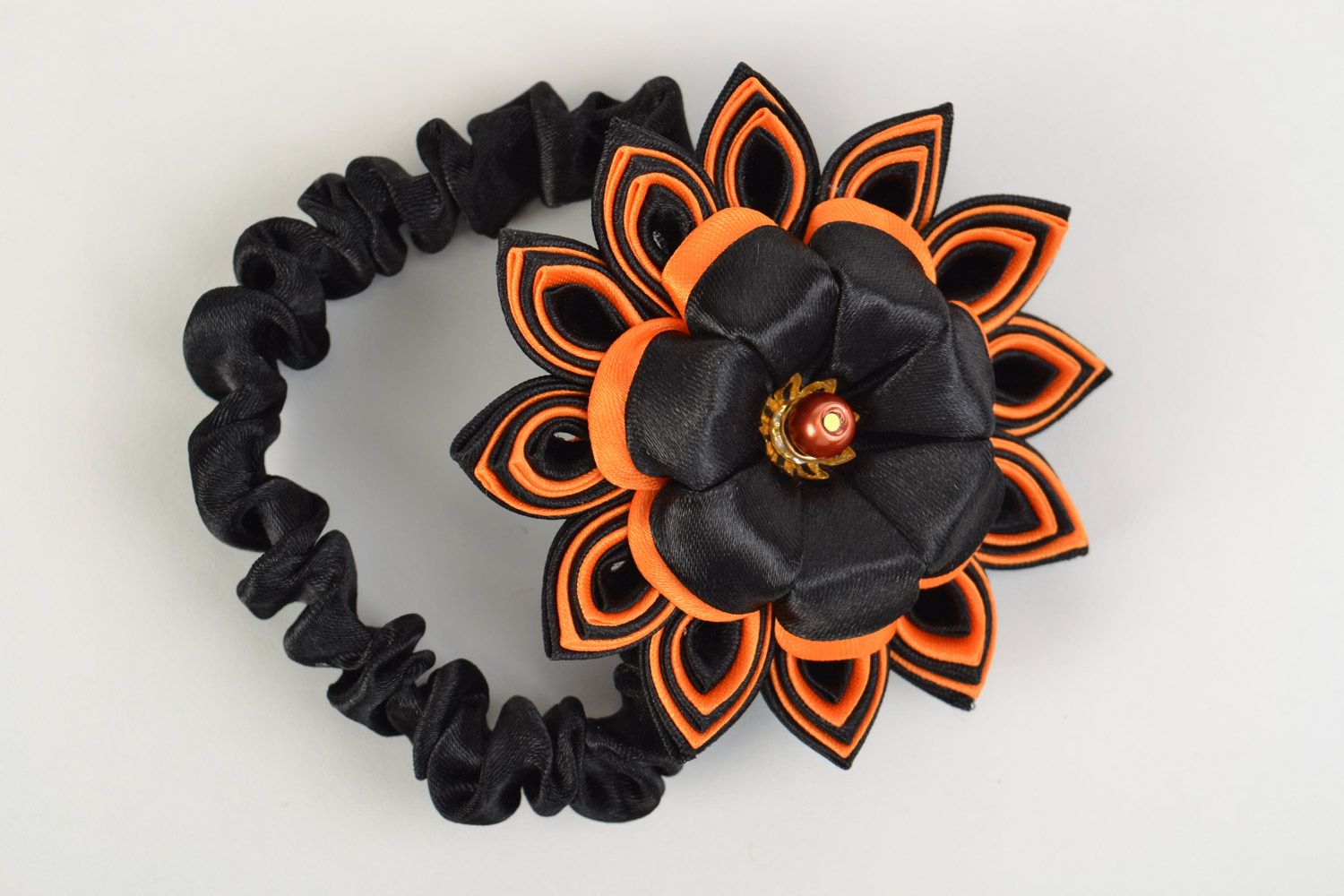 Резинка с цветком в технике канзаши черная с оранжевым крупная ручной работы фото 3