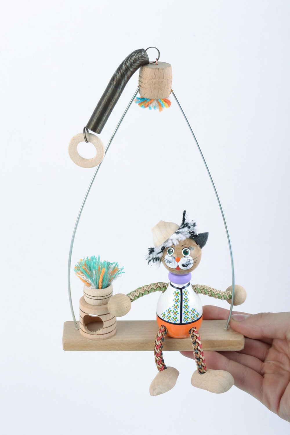 Künstlerisches interessantes handmade Spielzeug Kater aus Holz mit Sprungfeder Öko  foto 2