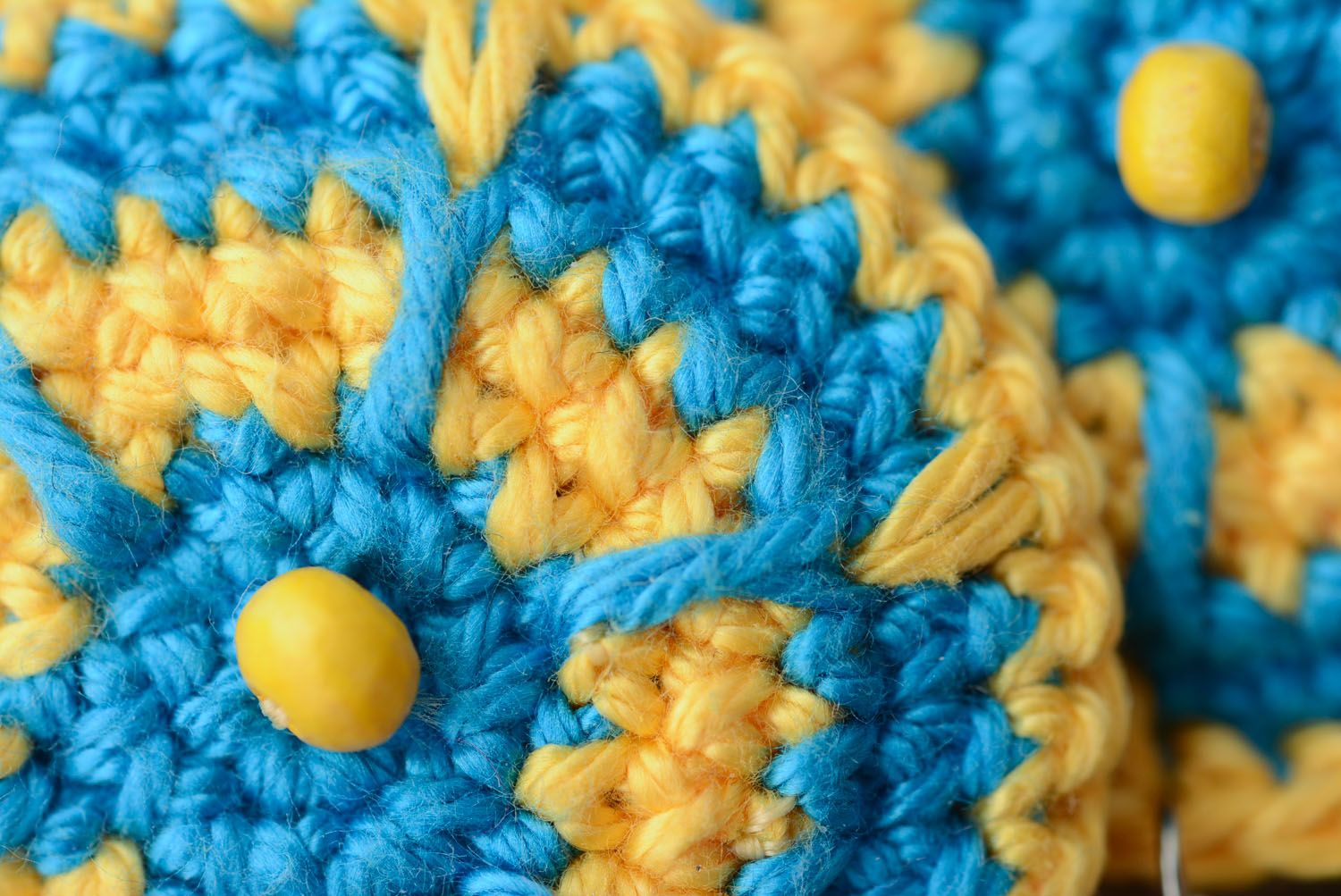 Brincos tricotados redondos foto 3