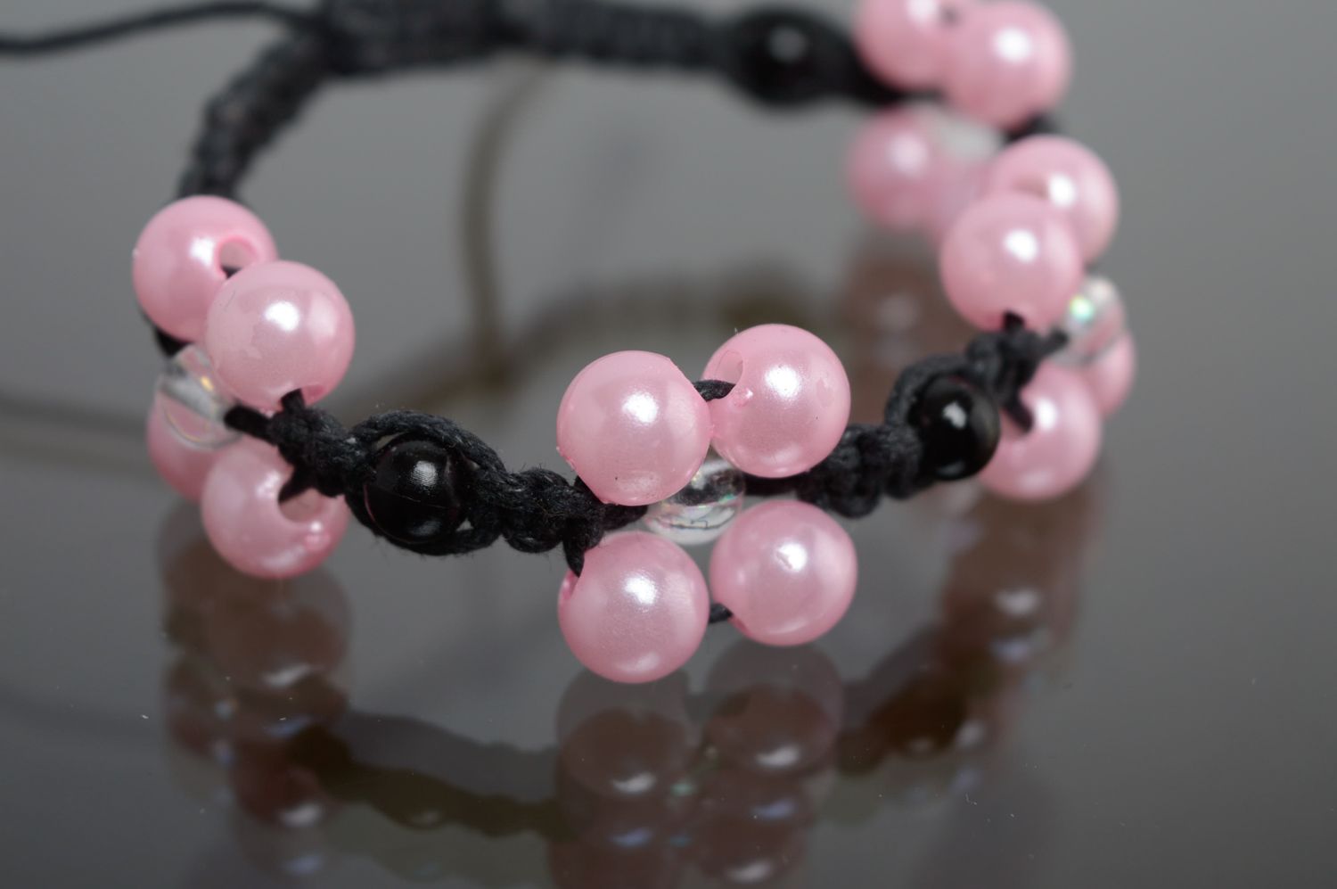 Bracelet en cordon tressé étroit avec perles en céramique noir et rose  photo 2