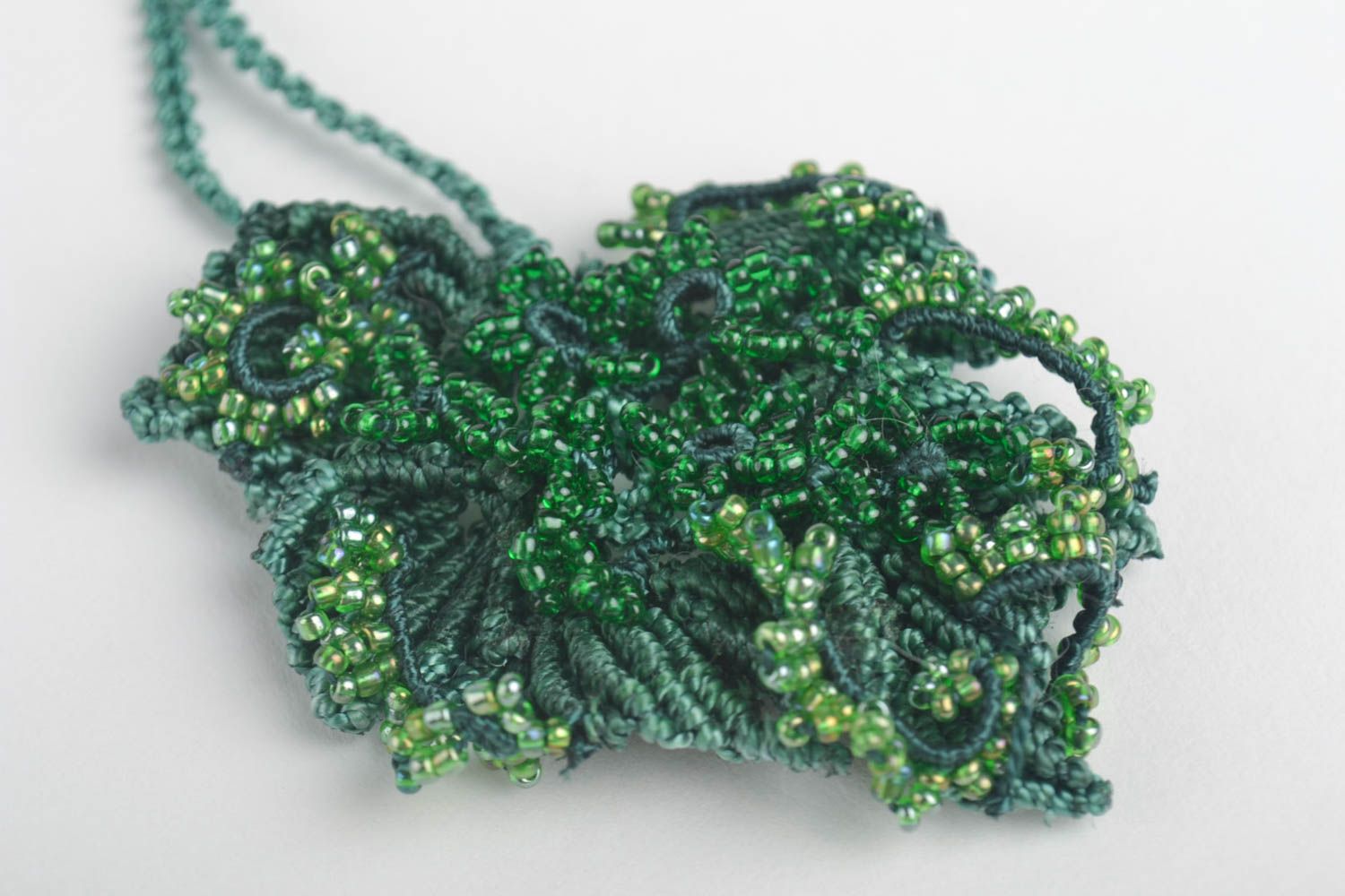 Pendentif vert Bijoux fait main en fils et perles de rocaille Accessoire femme photo 2