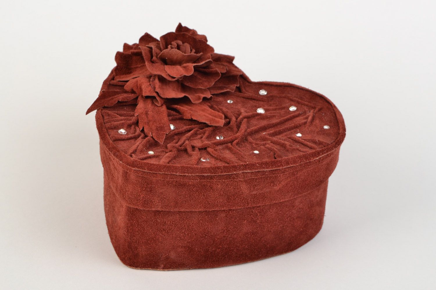 Handmade heart shaped designer jewelry box fitted with suede of brown color photo 3