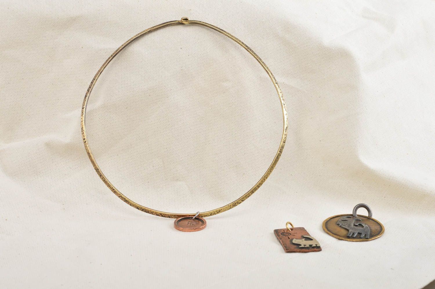 Originelles schönes handgemachtes Schlauch Collier Halskette aus Metall foto 1