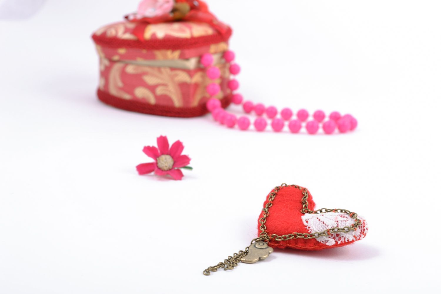 Broche en feutre rouge faite main originale cadeau pour femme Coeur avec clé  photo 2