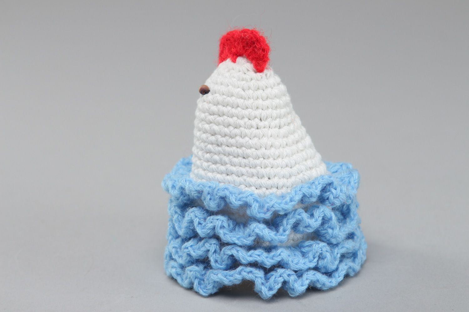 Von Hand gehäkelte Mütze für Ostereier in Form eines weißen Huhnes aus Woll- und Baumwollgarn foto 2