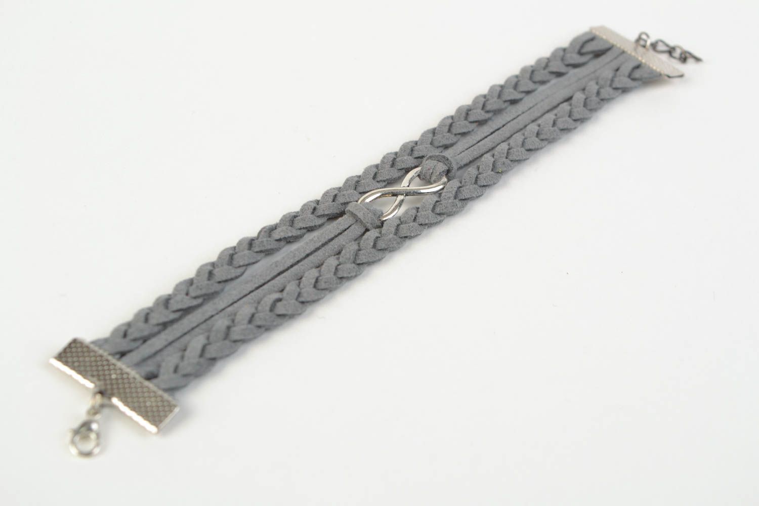 Schönes originelles Armband aus Wildleder in Grau handmade mit Unendlichkeitszeichen für Frauen foto 5