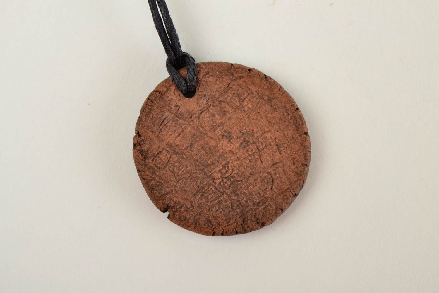 Кулон ручной работы круглый кулон очень необычный подвеска из глины оригинальная фото 5