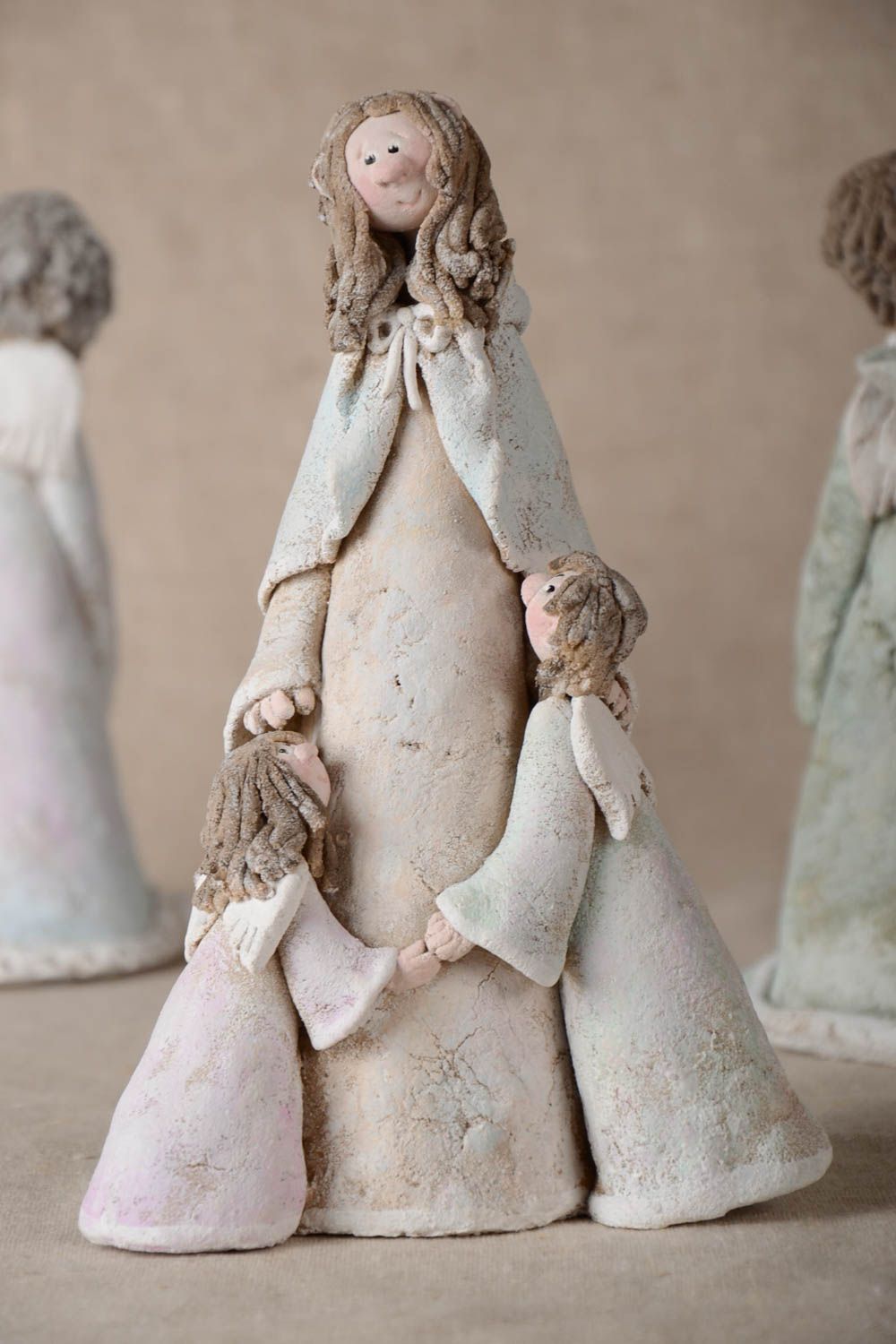 Статуэтка из самозастывающей глины ручной работы в виде ангела с двумя детьми фото 1
