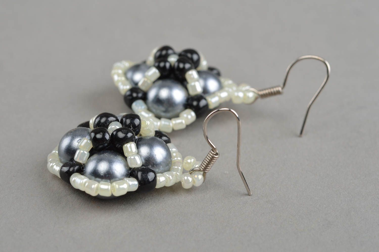 Boucles d'oreilles en fausses perles grises faites main pendantes originales photo 3