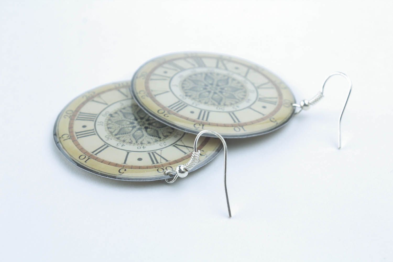 Brincos redondos feitos de resina epóxi  com a imagem de um relógio antigo foto 4
